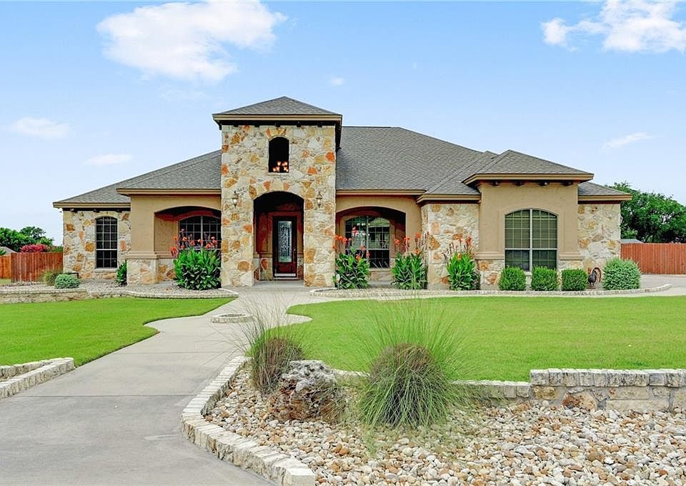 1st image of 305 Sarahs Ln