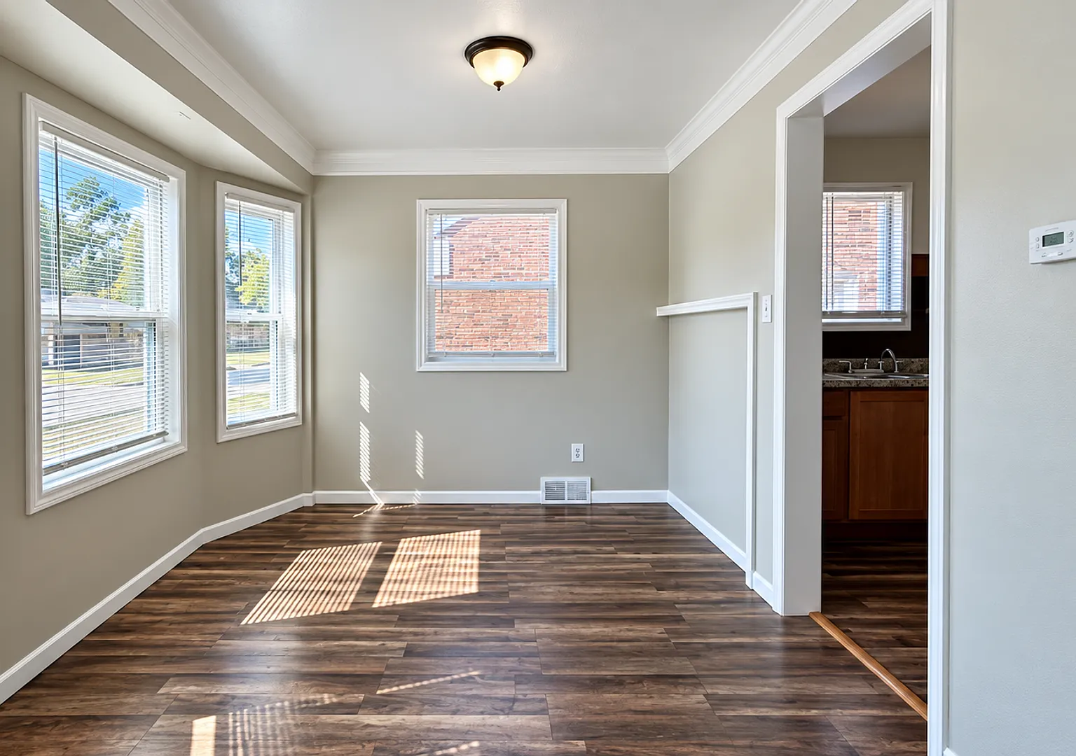 3 Bedroom Bungalow Single- Family Home for Lease! — Photo 2
