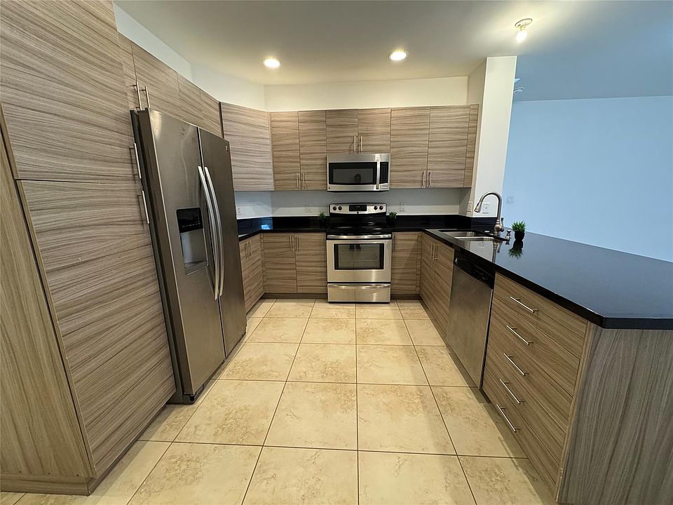 Gorgeous Kitchen Overlooking the f
amily room