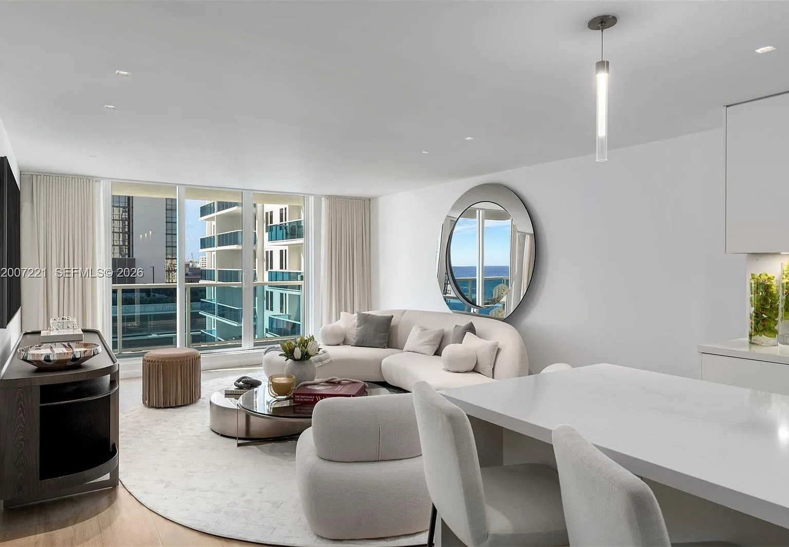 Roney Palace Condo — Photo 3