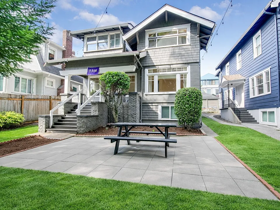 5035 19th Ave NE