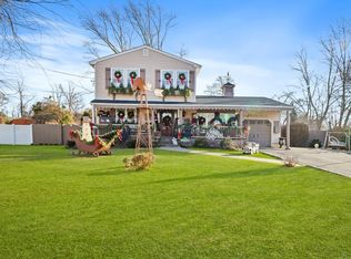 21 Country Greens Dr, Bellport, NY 11713