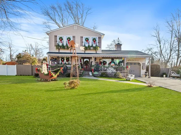 21 Country Greens Dr, Bellport, NY 11713