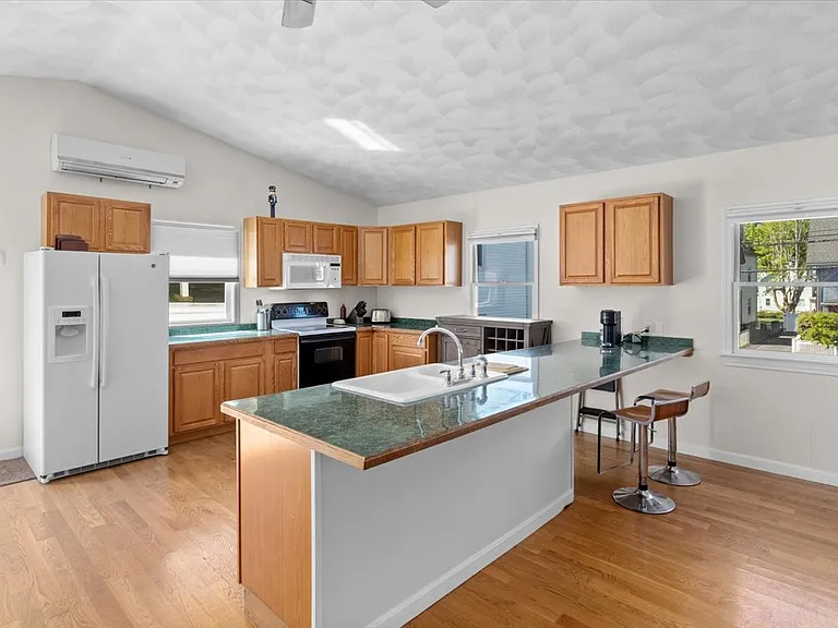 146 Dana Ave #R — Photo 8