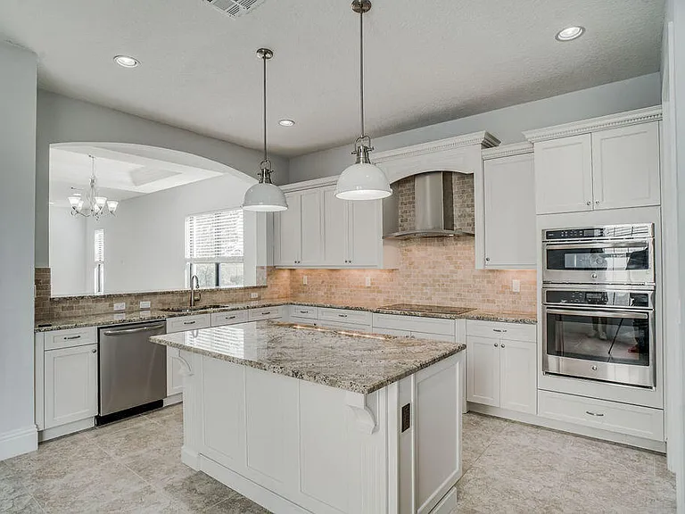 170 SE Calmo Cir — Photo 3