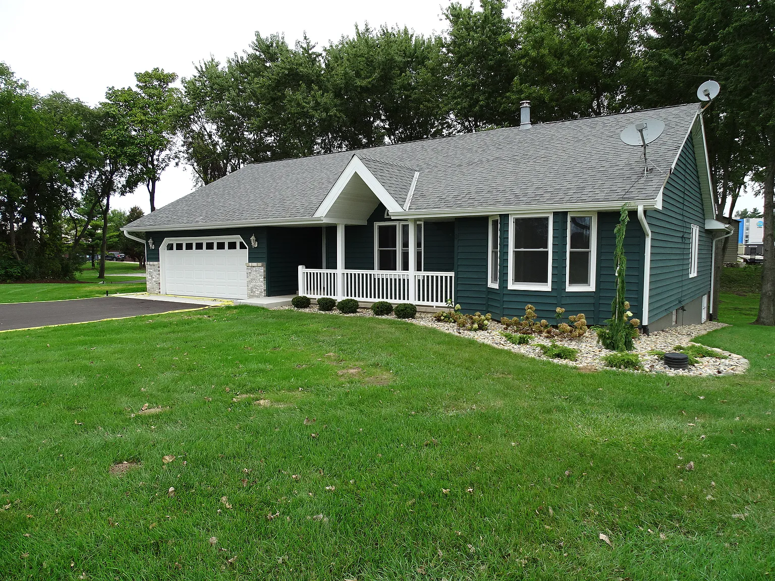 3 bed, 2.5 bath, 1867 sqft, $3,500 — Photo 2