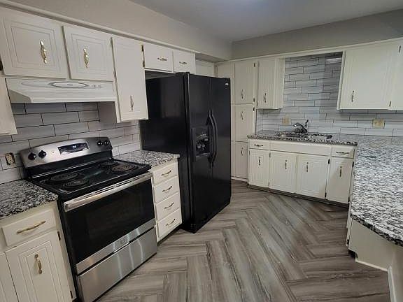 2nd image of 1121 E Harvester Ave