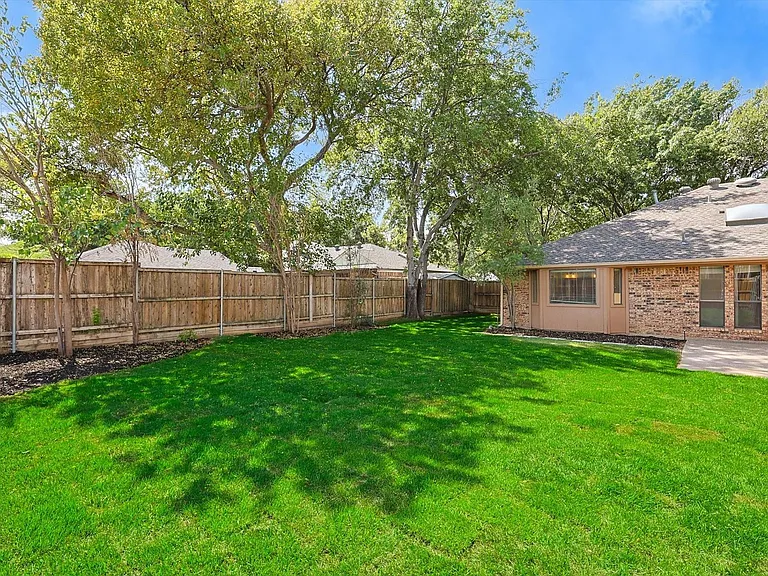 653 Raven Ln — Photo 16