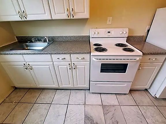 5th image of 3208 Ellwood Ave APT D