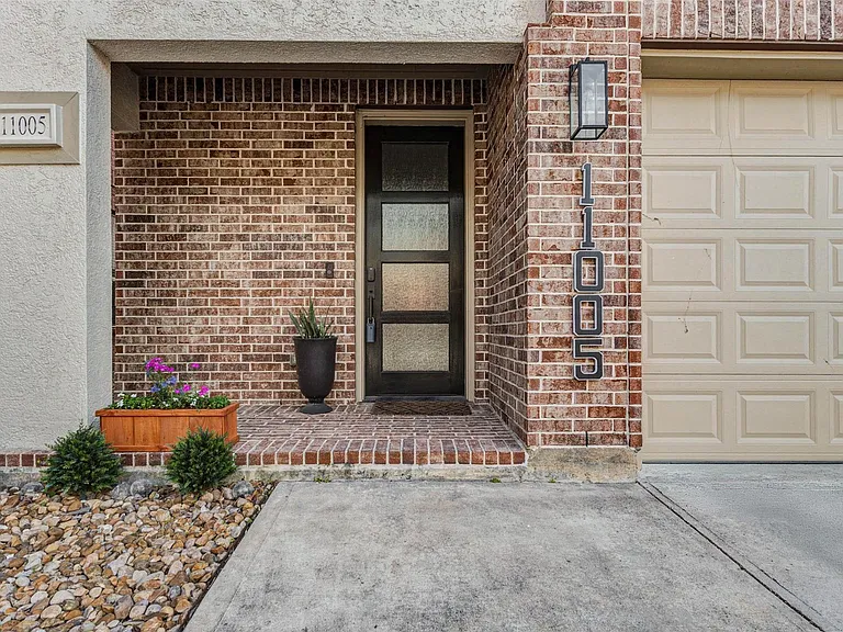 11005 Upland Forest Dr — Photo 4