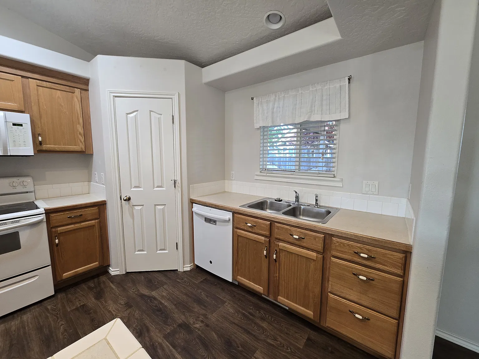 4 bed, 1692 sqft, $2,300 — Photo 4