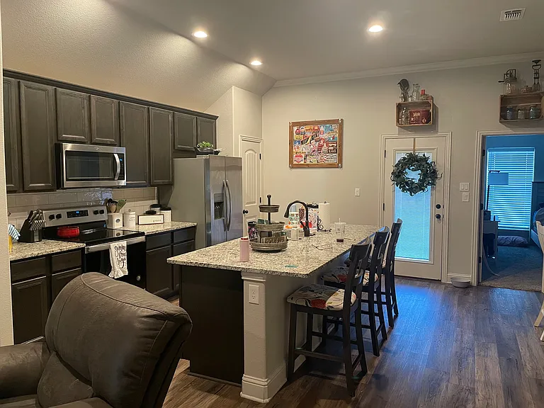 1304 Saratoga Dr — Photo 2
