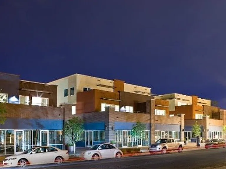 115ct - Bricklight Courtyard Apartments — Photo 3