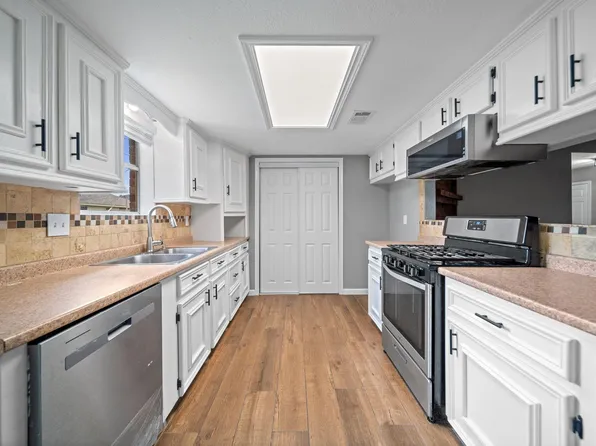 11024 San Jacinto Dr, La Porte, TX 77571