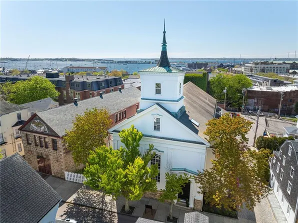 15 Clarke St APT 3, Newport, RI 02840