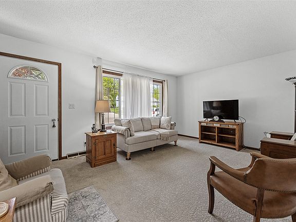 3rd image of 1721 Woodside Ct NW