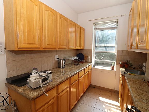4th image of 240A Nassau Ave #2