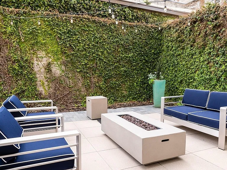 Outdoor fire pit lounge