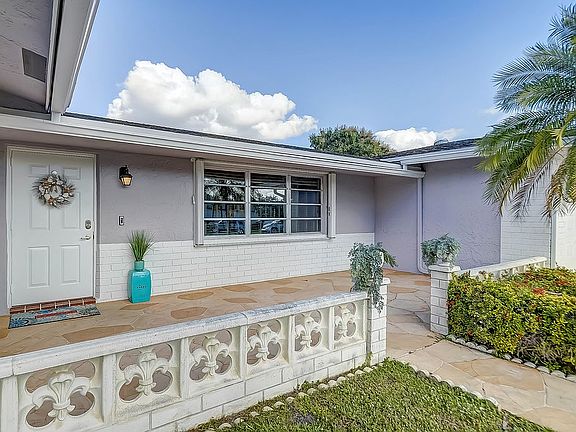 4th image of 839 W Plantation Cir