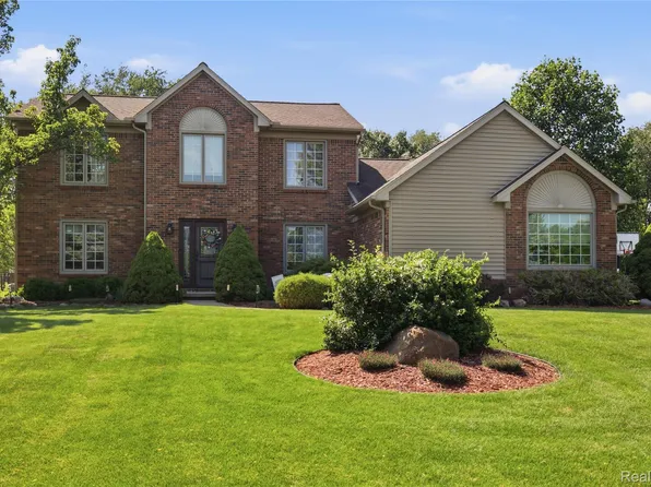 1817 Deer View Ct, Howell, MI 48843