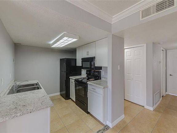 3rd image of 863 Sky Lake Cir APT A