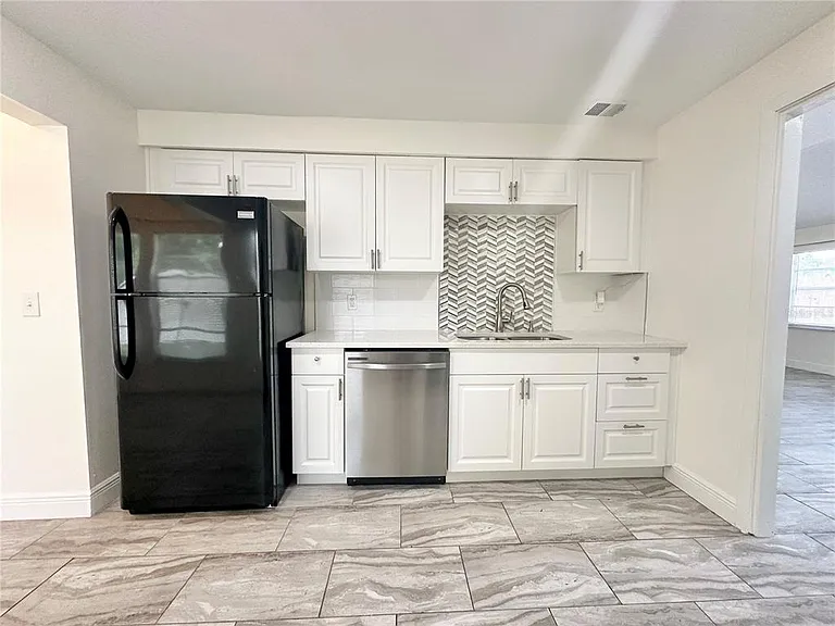 122 S Bulova Dr — Photo 3