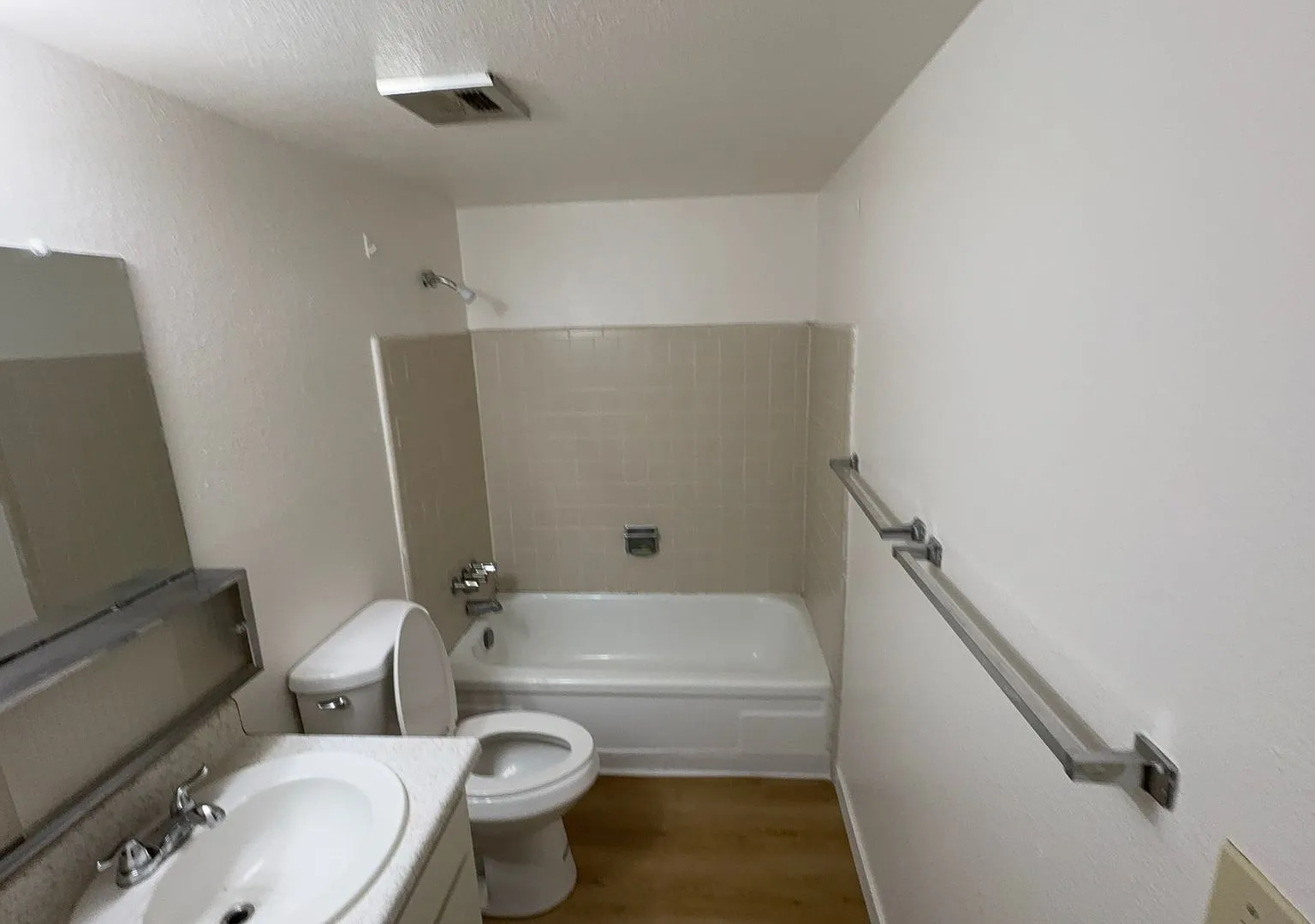 1000 W Flint Street-(3868CSOM $)-21218759 — Photo 3