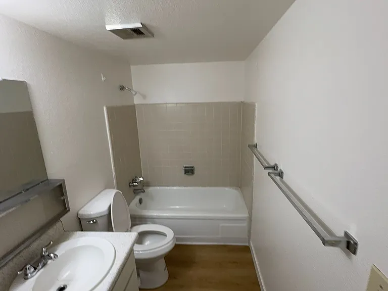 1000 W Flint St — Photo 3