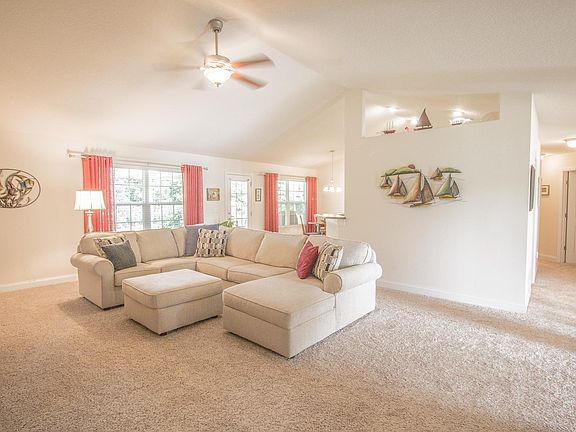 4th image of 704 Felt Fern Ln