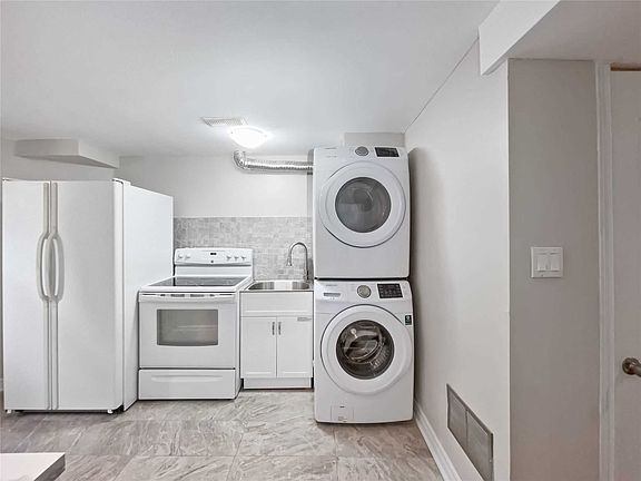 4th image of 796 Bennett Cres