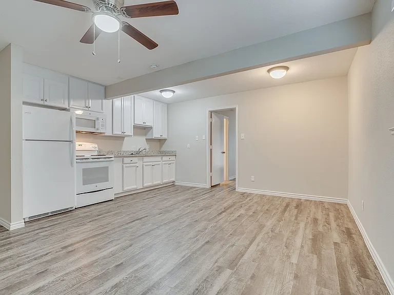 Oak Street Flats: Ranch Style Fully Remodeled Come Check Us Out — Photo 15