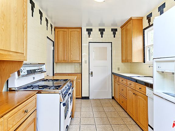 5th image of 2256 Parnell Ave