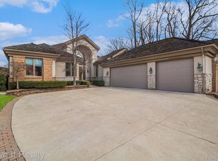 2 Prestwick Ct, Dearborn, MI 48120
