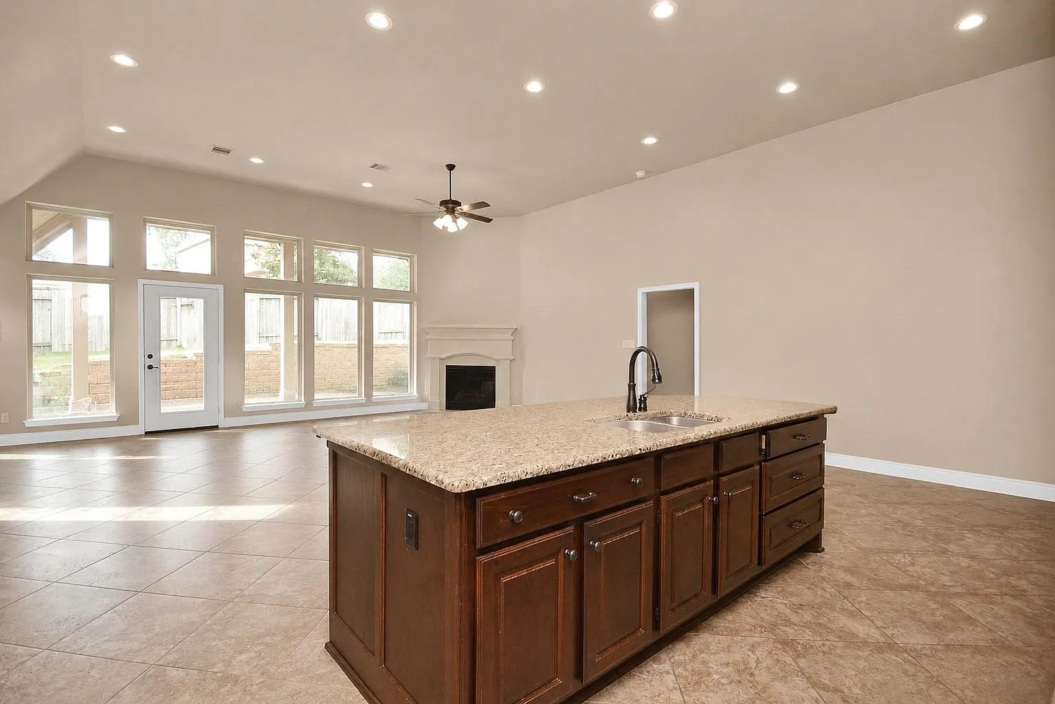 4 bed, 3.0 bath, 2725 sqft, $3,300 — Photo 3