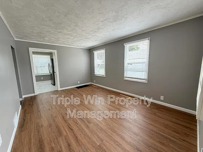 2308 Huntington Ave — Photo 10