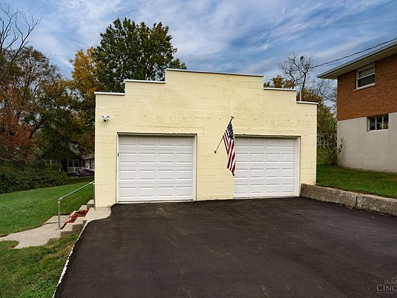 3rd image of 4590 Mayhew Ave