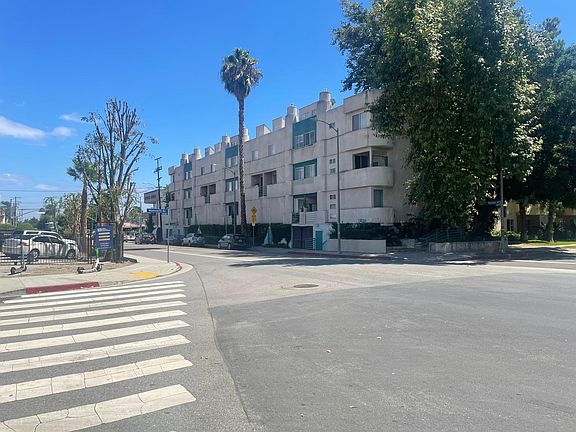 3rd image of 13720 Moorpark St APT 202