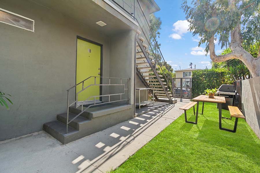 Welcome to Unit 1 at 505 San Juan Avenue! 
Unit 1's front door is across from a community lawn area. It is the lower front unit with a beautiful green view of the front garden. 
Entrance is 3 steps above ground level.