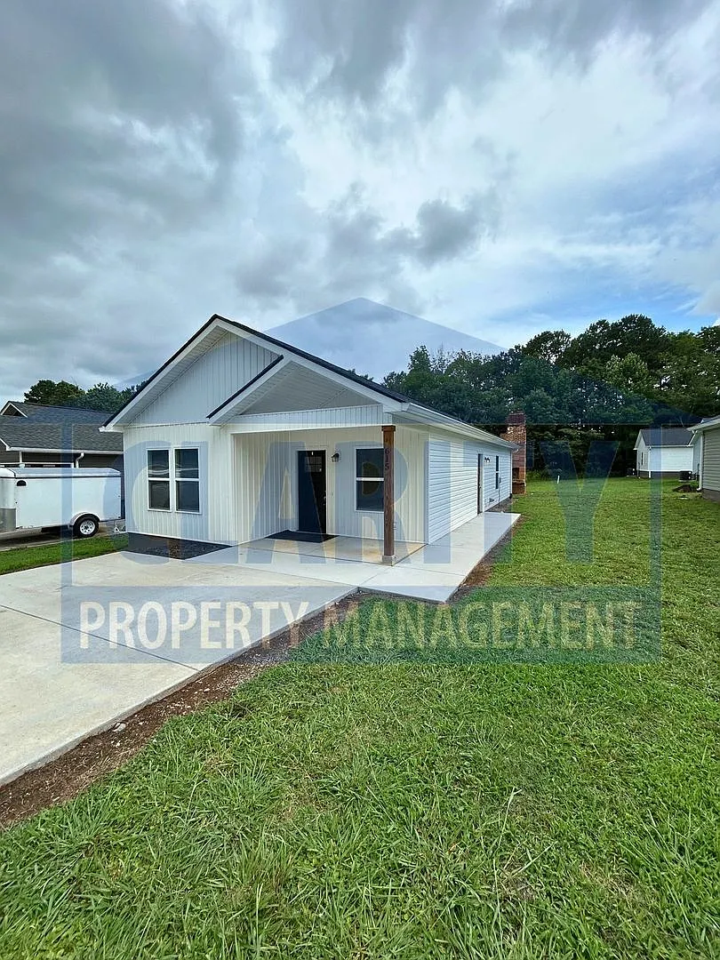Single level, three bedroom home! — Photo 1