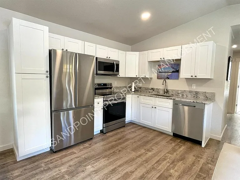 910 Poplar St — Photo 13