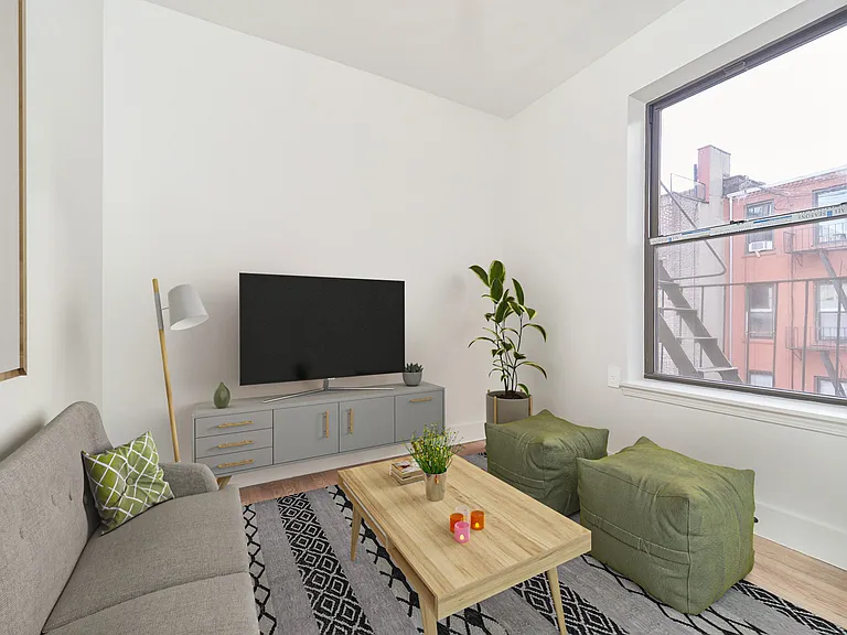 208 E 6th St #31 — Photo 1