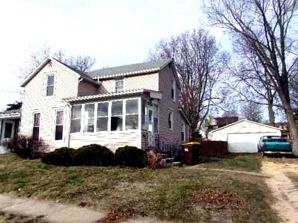 726 W Chestnut St, Freeport, IL 61032