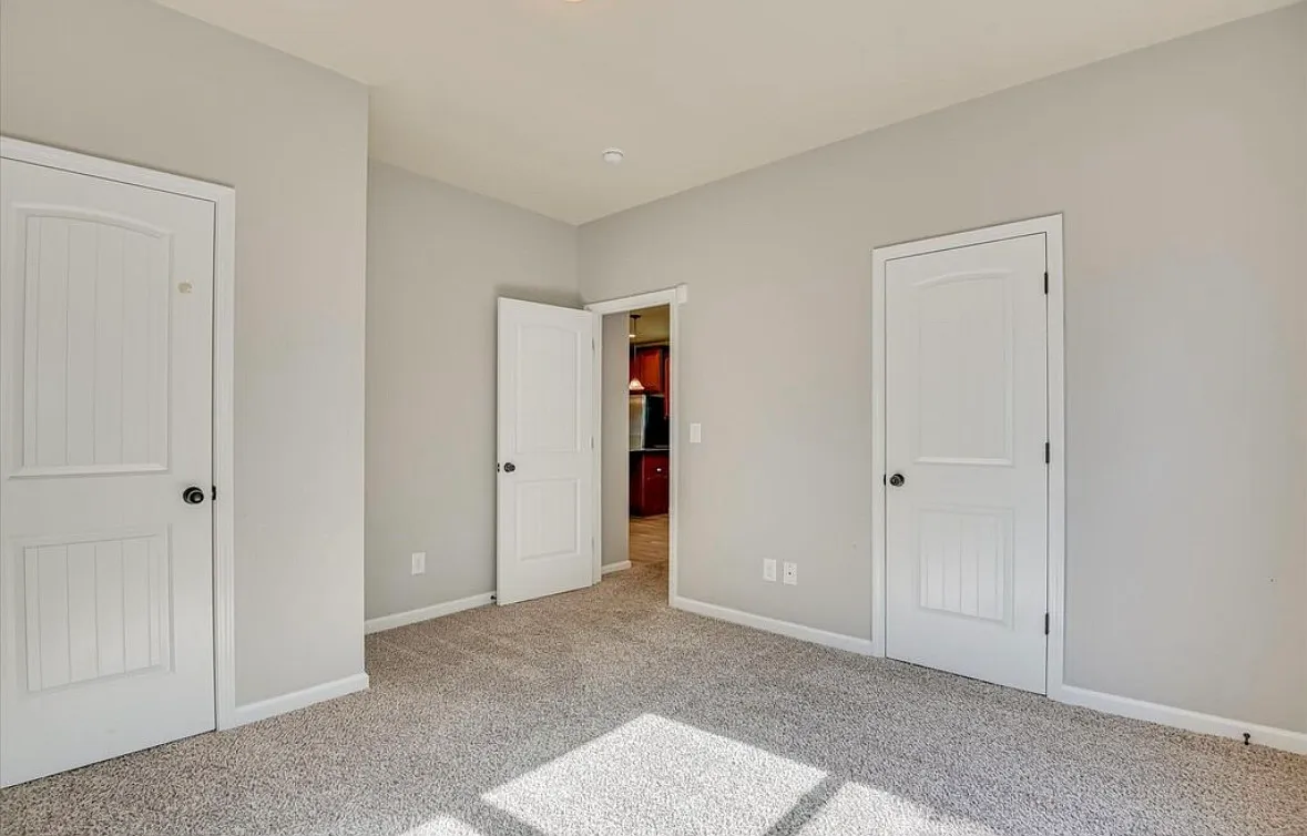 5 bed, 2696 sqft, $2,650 — Photo 3