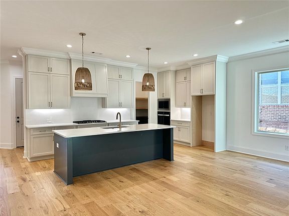 2nd image of 582 Glenview Ct