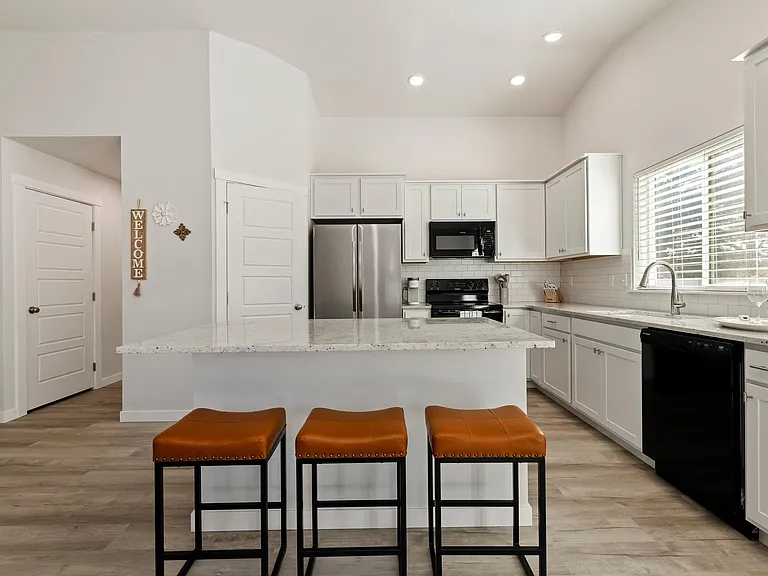 3965 N Amberwood Ave — Photo 6