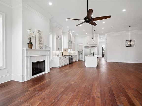 3rd image of 530 Hesper Ave