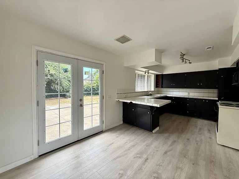 733 NE Wharton Dr — Photo 2