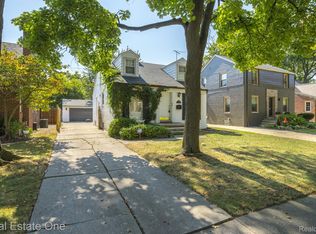 1347 Hampton Rd, Grosse Pointe Woods, MI 48236