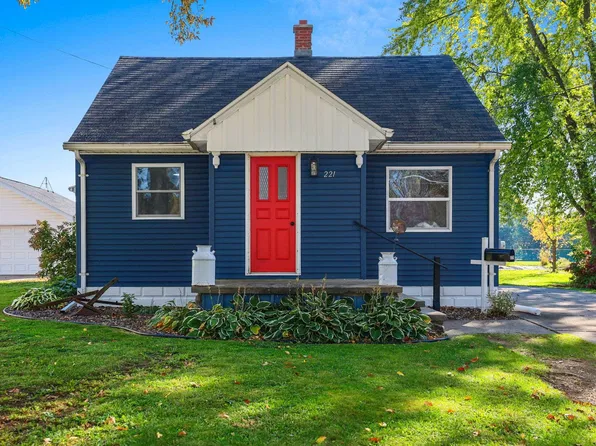 221 Darboy Rd, Combined Locks, WI 54113