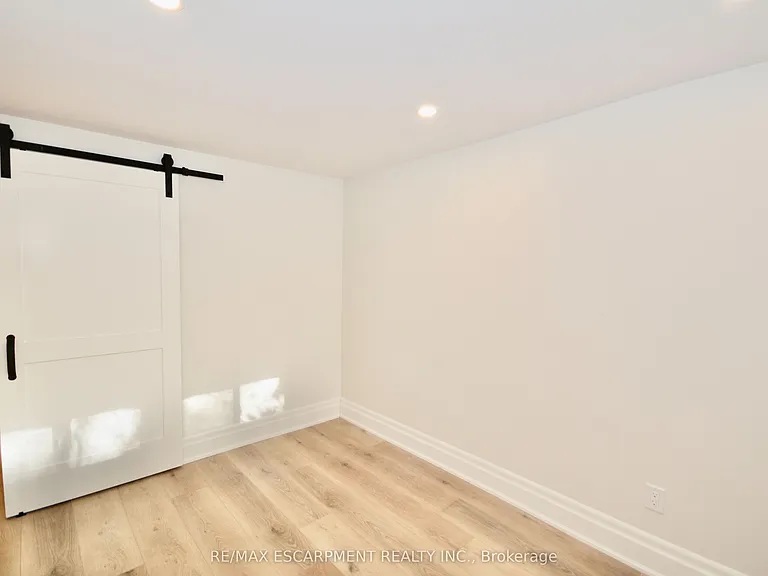 17 Inverness Ave W #LOWER — Photo 13